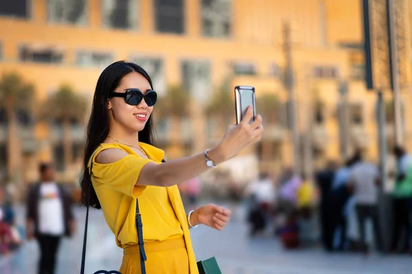 Heureux Asiatique Touriste Prendre Selfie Dubaï Centre Commercial — Photo