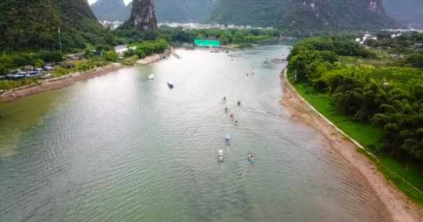 Τουρίστες Κρουαζιέρα Στον Ποταμό Εναέρια Άποψη Γιανγκσούο Κίνα — Αρχείο Βίντεο