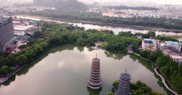 Αεροφωτογραφία Του Γκουιλίν Πάρκο Δίδυμο Παγόδες Guangxi Κίνα — Αρχείο Βίντεο