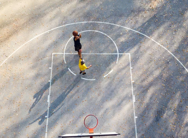 Πατέρας Και Γιος Παίζοντας Μπάσκετ Την Εναέρια Θέα Στο Πάρκο — Φωτογραφία Αρχείου