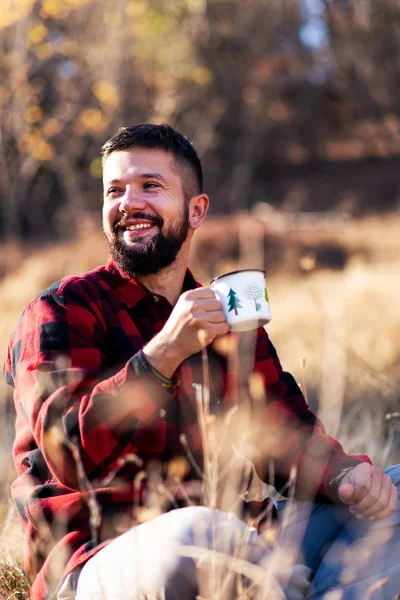 Homem Desfrutando Uma Xícara Café Natureza — Fotografia de Stock