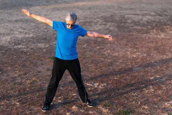 Uomo Anziano Che Estende Prima Allenamento All Aperto — Foto Stock