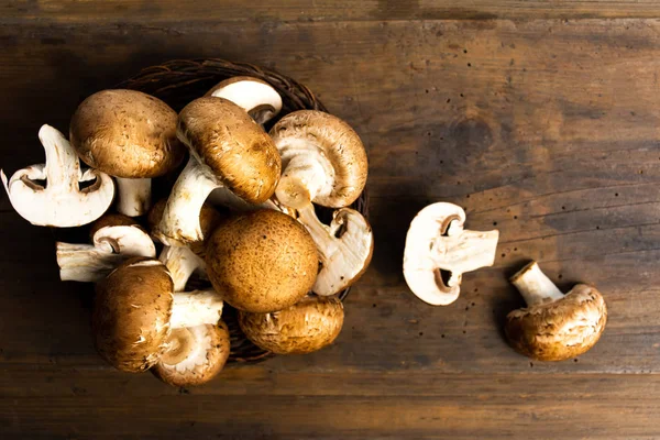 Funghi Crudi Una Vista Superiore Tavolo Rustica Legno — Foto Stock