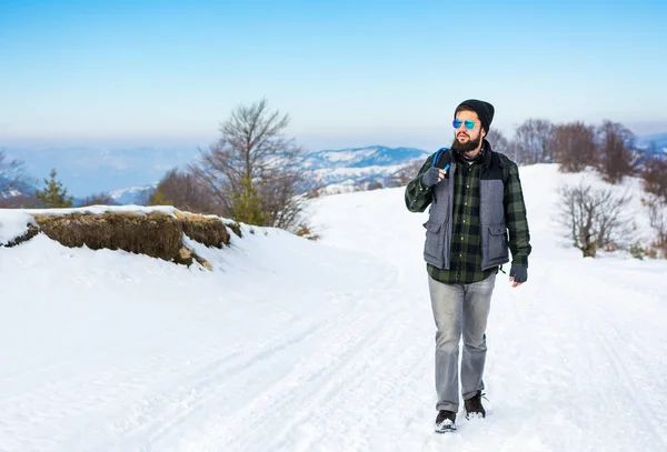 Caminante Barbudo Montaña Nevada Con Mochila Tanque Agua — Foto de Stock