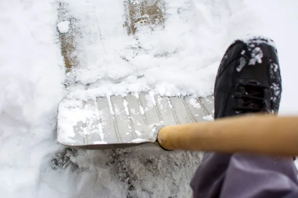 Man Met Behulp Van Een Schop Sneeuw Een Gesneeuwde Voortuin — Stockfoto