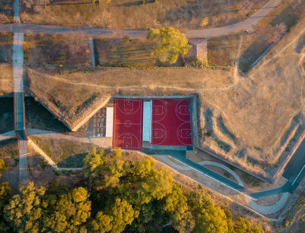 Drony Foto Basketbalové Hřiště Mezi Zákopy Lesa Podzim — Stock fotografie