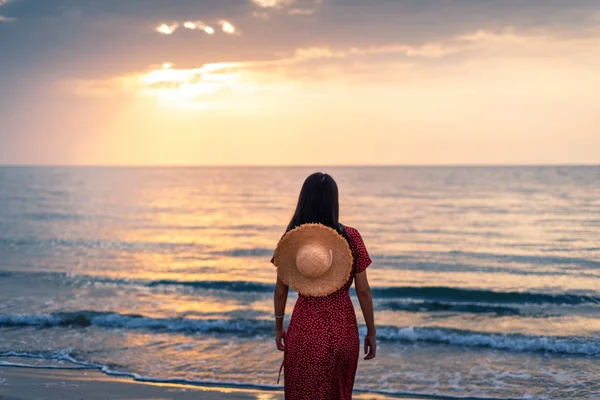 Kadının Romantik Günbatımı Plajı Arkadan Görünüm — Stok fotoğraf