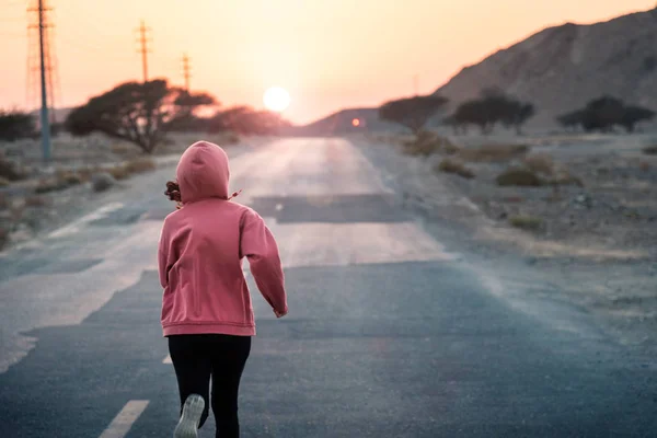 Bir Pembe Hoody Giyiyor Günbatımı Koşan Kız — Stok fotoğraf