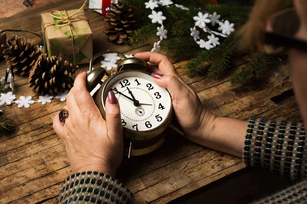 Mujer Sosteniendo Reloj Durante Celebración Año Nuevo — Foto de Stock