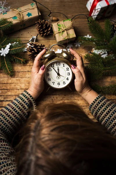 Mujer Sosteniendo Reloj Durante Celebración Año Nuevo — Foto de Stock