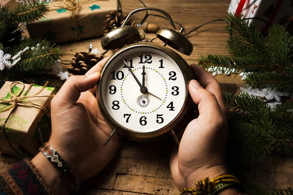 Hombre Sosteniendo Reloj Durante Celebración Año Nuevo — Foto de Stock