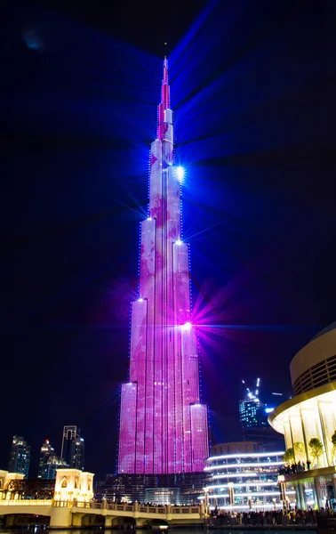 阿拉伯联合酋长国迪拜 2018年2月24日 在迪拜购物中心为假日和吸引众多游客的活动举办的关于伯杰 哈利法的激光展 — 图库照片