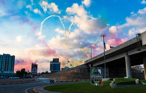 रस अल खैमाह, युनायटेड अरब अमिराती नोव्हेंबर 27, 2018 : रस अल खैमाह मध्ये युएई राष्ट्रीय दिवस उत्सव हृदय आकार बनविणारे विमान — स्टॉक फोटो, इमेज