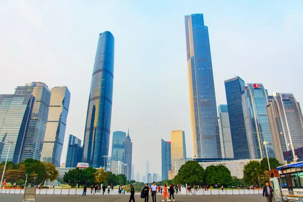 中国广州 2018年1月3日 广州仙村现代闹市区可欣赏到现代摩天大楼和日落时分的游客 — 图库照片