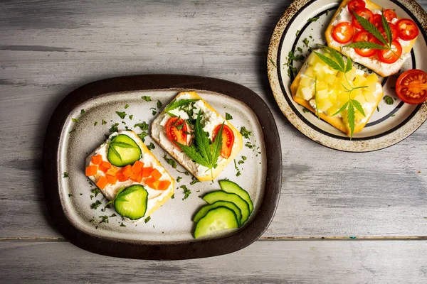 Sandwiches Ecológicos Con Hojas Verduras Marihuana —  Fotos de Stock