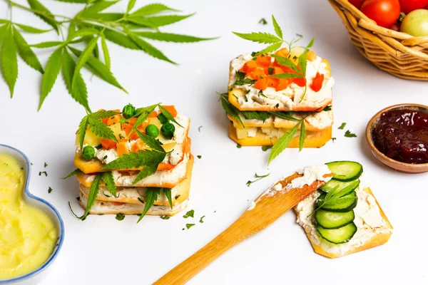 Sanduíches Com Folhas Maconha Legumes Branco — Fotografia de Stock