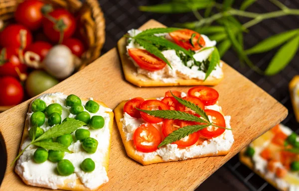 Sandwiches Marihuana Con Verduras Una Tabla Cortar Vista Superior —  Fotos de Stock