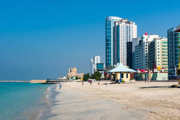阿拉伯联合酋长国阿治曼 2018年12月6日 阿治曼 科里奇海滩美丽的海岸位于市中心 周围都是高楼大厦 — 图库照片