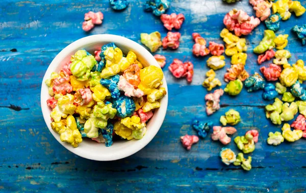 Barevný Popcorn Modré Dřevěný Stůl Horní Pohled — Stock fotografie