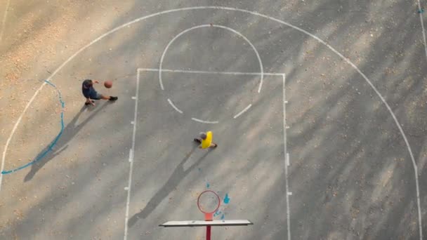 Vater Und Sohn Spielen Basketball Park — Stockvideo
