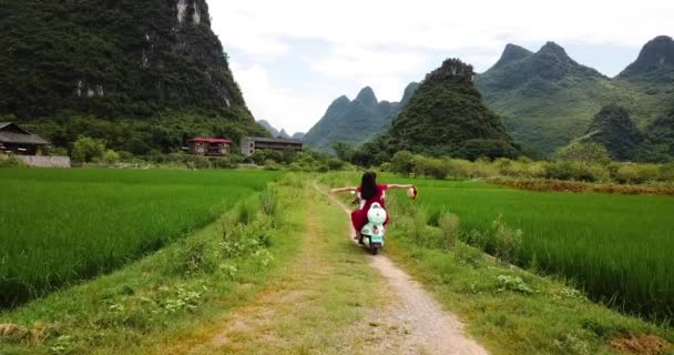 Pareja Explorando Pueblos Yangshuo Metraje Aéreo Moto — Vídeos de Stock