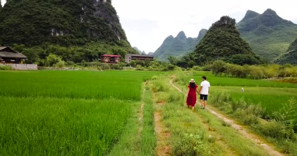 Coppia Godendo Villaggi Yangshuo Paesaggio Riprese Aeree — Video Stock