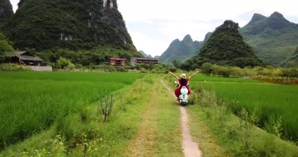Yangshuo Falvak Felfedezéséhez Motorkerékpár Légi Felvételeket Pár — Stock videók