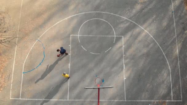 Père Fils Jouant Basket Dans Parc — Video