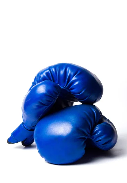 在白色背景查出的二蓝色拳击手套 — 图库照片