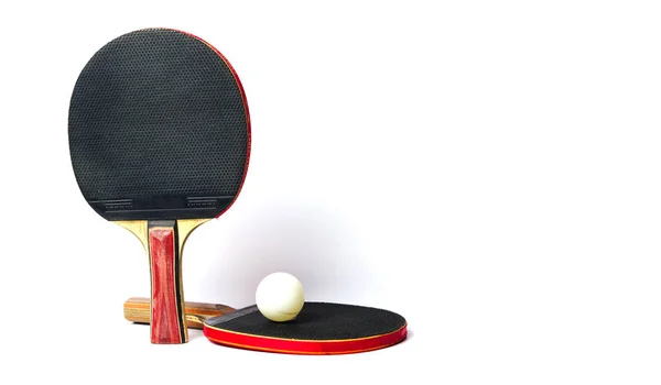 Zwei Tischtennisschläger Und Ein Ball Isoliert Auf Weiß — Stockfoto