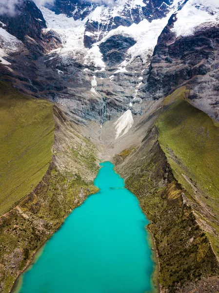 ペルーのアンデス山脈の Salcantay Humantay 湖の空中写真 — ストック写真