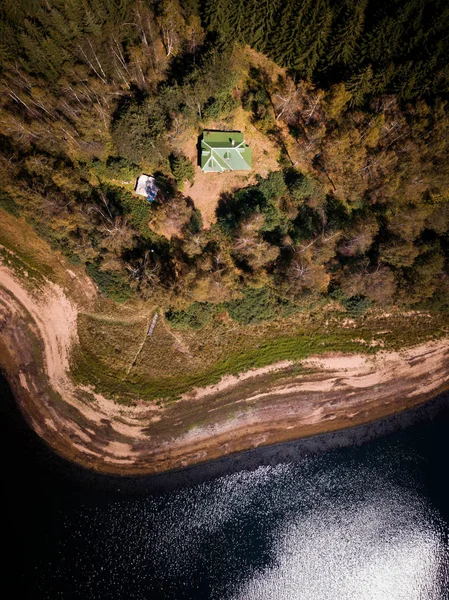 Samotny Domek Nad Jeziorem Otoczeniu Drzew Wody — Zdjęcie stockowe