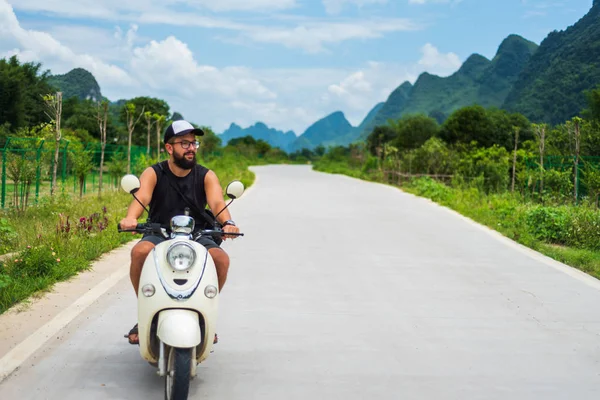Mężczyzna Podróżnik Jazda Motocyklem Podróży Azji — Zdjęcie stockowe