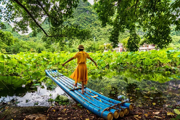 Gadis Berdiri Atas Rakit Bambu Danau Bunga Teratai — Stok Foto