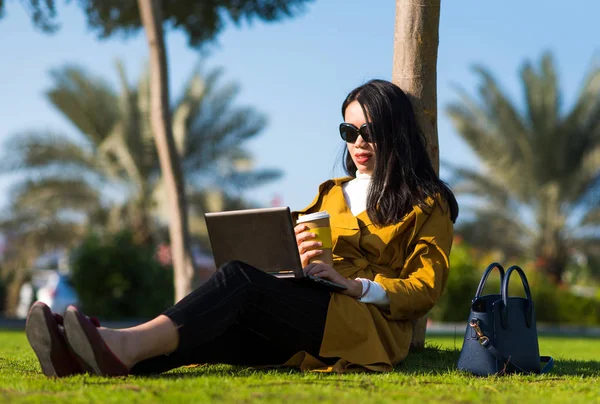 Fille Travaillant Sur Ordinateur Portable Dans Parc Extérieur Bureau — Photo