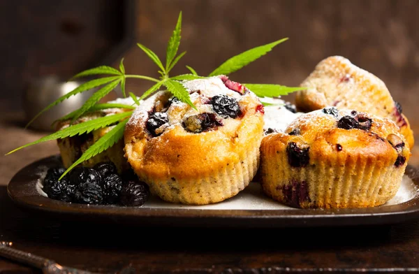 Hausgemachte Marihuana Muffins Mit Beerenfrüchten — Stockfoto