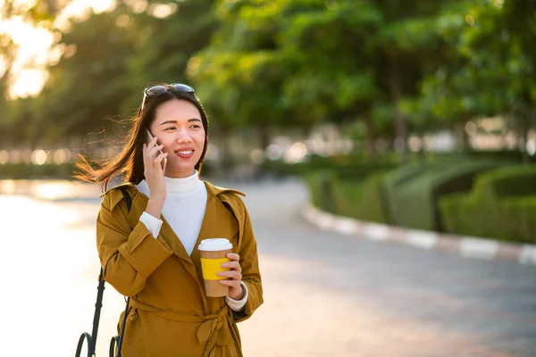 Fille Gaie Utilisant Téléphone Avoir Une Tasse Café Extérieur — Photo