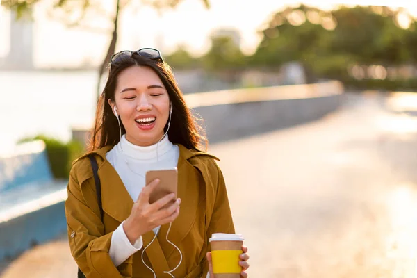 Fille Gaie Utilisant Téléphone Avoir Une Tasse Café Extérieur — Photo