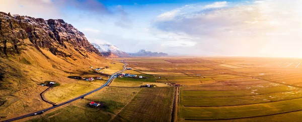 日落时冰岛乡村和风景秀丽的道路空中全景 — 图库照片