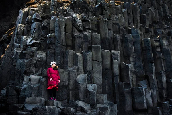 Žena Cestujícím Skalách Reynisfjary Pláže Černým Pískem Islandu — Stock fotografie