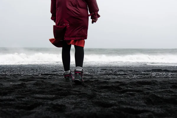 Donna Che Cammina Sulla Spiaggia Sabbia Nera Reynisfjara Islanda Vista — Foto Stock