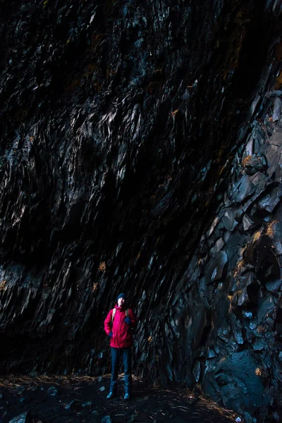 Мандрівник Вивчають Знаменитих Чорний Пісок Пляжу Reynisfjara Ісландії — стокове фото