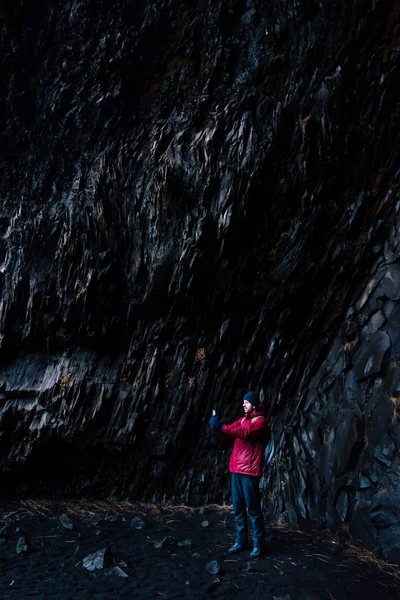 Мандрівник Вивчають Знаменитих Чорний Пісок Пляжу Reynisfjara Ісландії — стокове фото