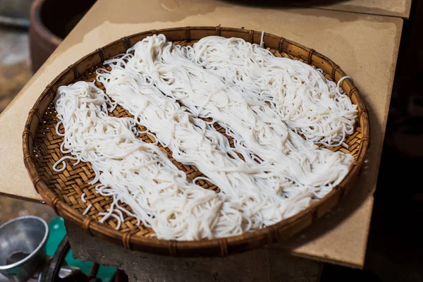 Hausgemachte Nudeln Auf Einem Bambusteller Bereit Zum Kochen — Stockfoto