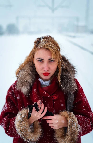 Menina Casaco Vermelho Posando Livre Inverno — Fotografia de Stock
