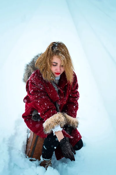 Menina Casaco Vermelho Sentado Sua Mala Inverno — Fotografia de Stock