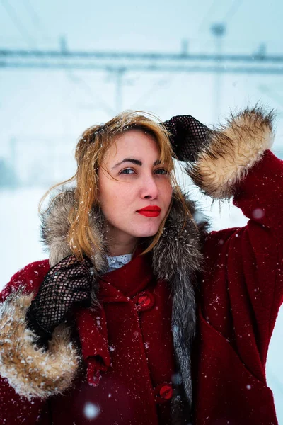 冬天在户外摆姿势的穿红色外套的女孩 — 图库照片
