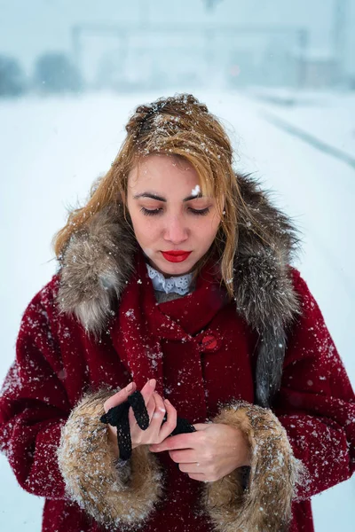 Menina Casaco Vermelho Posando Livre Inverno — Fotografia de Stock