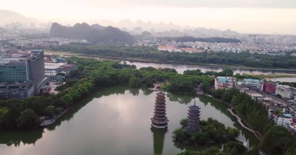 Letecký Pohled Park Guilin Oddělenými Pagod Při Východu Slunce Provincii — Stock video