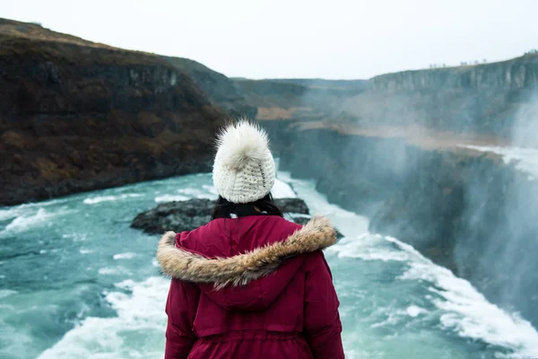 Žena Cestujícím Vodopády Gullfoss Islandu Trase Golden Kruhu — Stock fotografie